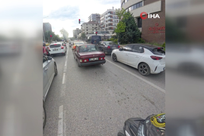 Su satan çocuk, camında Türk bayrağı olan motosikletliye su hediye etmek istedi