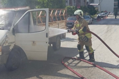 Seyir Halindeki Kamyonet Alev Topuna Döndü