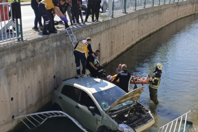 Otomobil Sulama Kanalına Uçtu