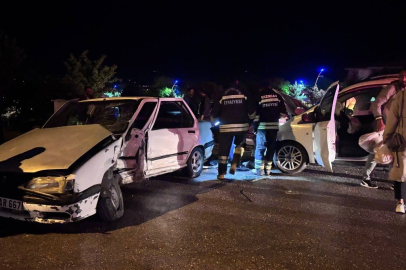 İki Otomobil Çarpıştı: 5 Yaralı