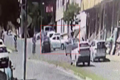 Ehliyetsiz sürücünün durağa dalıp adama çarpma anı kameraya yansıdı
