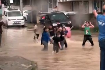 Bursa’da aniden bastıran sağanak hayatı olumsuz etkiledi