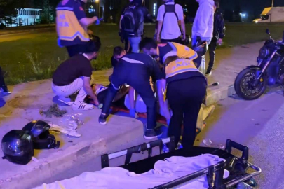 Motosiklet sürücüsü, emniyet şeridinde bekleyen motosikletlere çarptı: 3 yaralı