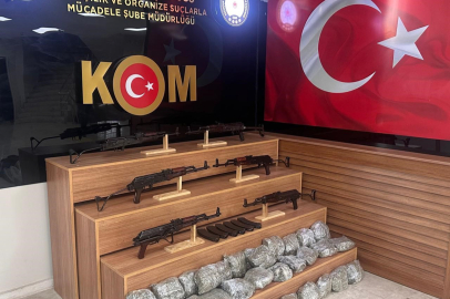 Şanlıurfa'da operasyon: 6 silah ile 10 kilo 700 gram esrar ele geçirildi