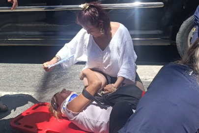 Yaralı turisti yelpaze ile serinletmeye çalıştılar