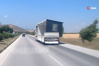Fırtınanın, tırda taşınan konteyneri uçurduğu anlar kamerada