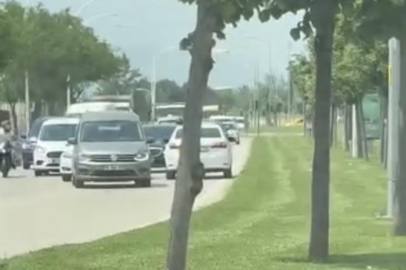Ters şeritten giden otomobil, trafiği böyle kilitledi