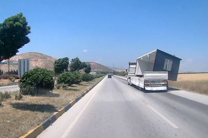 Tırın üzerinde taşınan konteyner, fırtınanın etkisiyle yola savruldu