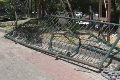 Fren yerine gaza basınca çarptığı otopark kapısı vatandaşların üzerine savruldu