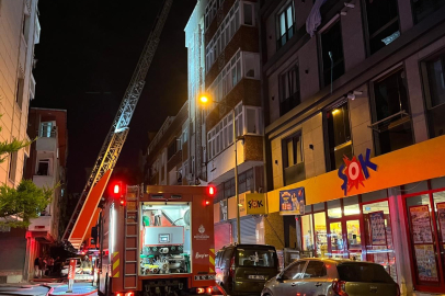 4 Katlı Binanın Çatısı Alevlere Teslim Oldu