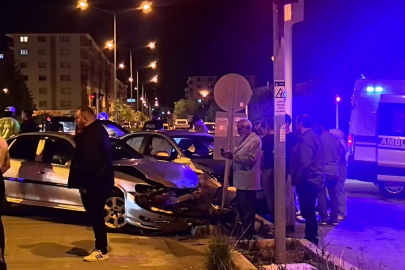 İki Otomobil Çarpıştı: 2 Yaralı