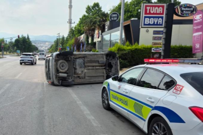 Kaldırıma çarpan araç takla attı: 2 yaralı