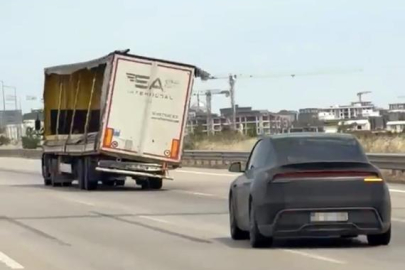 Yana yatmış şekilde seyreden dorse korkuttu