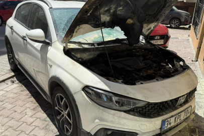 Esenyurt’ta yüzleri maskeli iki şahıs park halindeki araçları kundakladı: O anlar kamerada