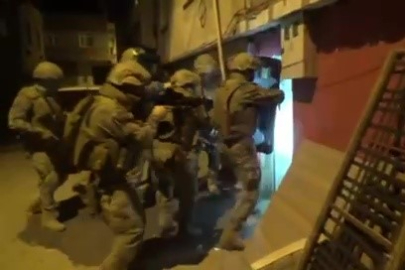 Kapıları koçbaşlarıyla kırdılar, çatı katında uyuşturucu yakaladılar: 79 tutuklama