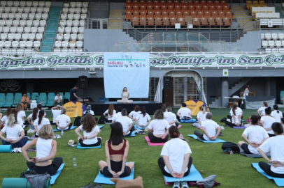 Sağlıklı yaşlanma için yoga yaptılar