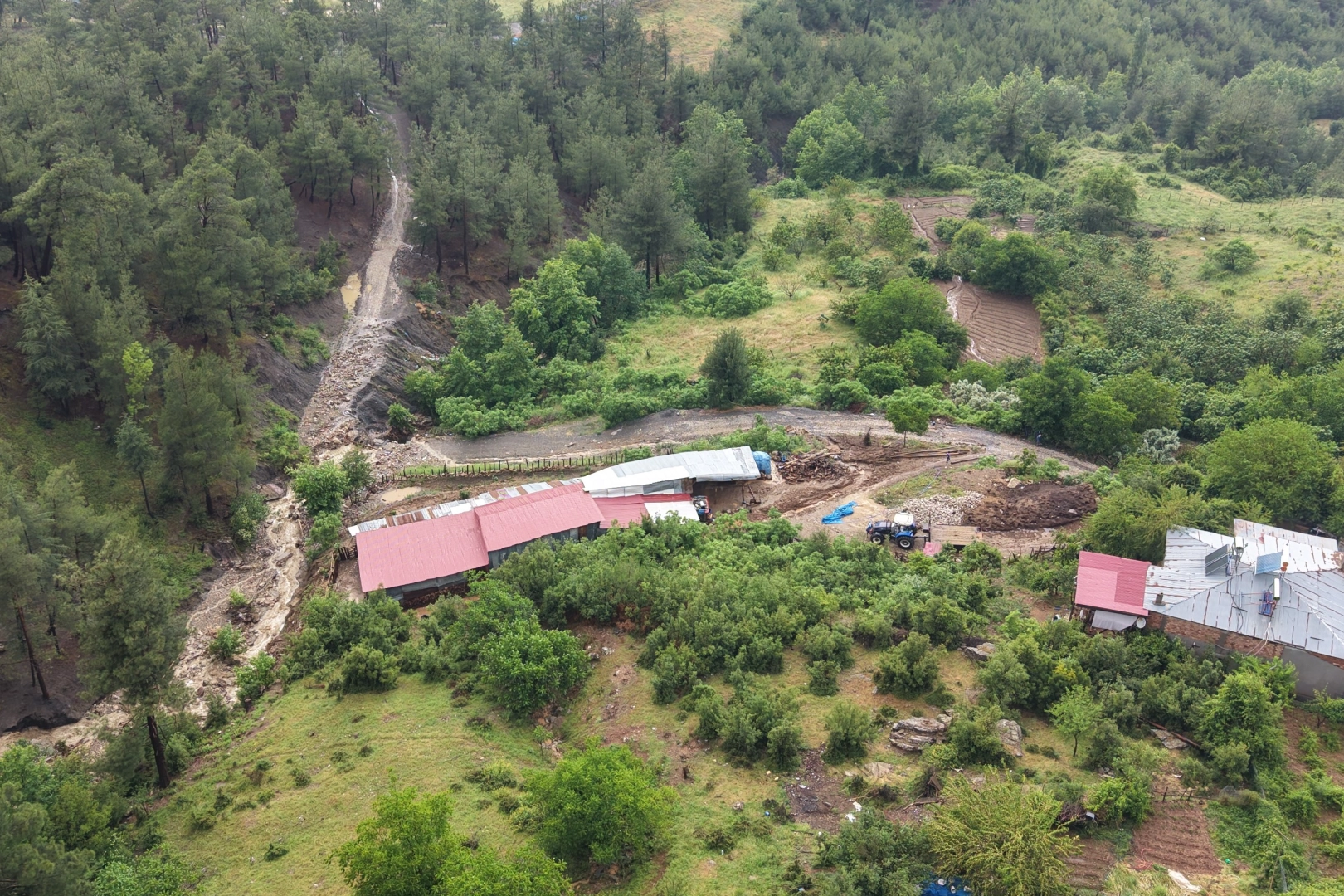 Şiddetli yağış heyelana yol açtı, motosiklet toprak altında kaldı