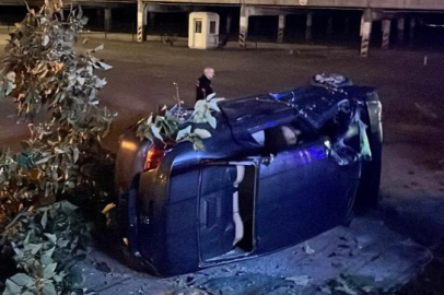 Sıkıştırılan otomobil takla attı: 4 yaralı, sürücü firarda