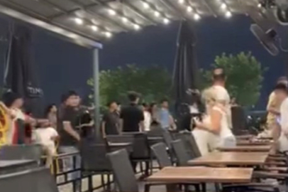 AVM'de Sandalyeli Kavga Kamerada
