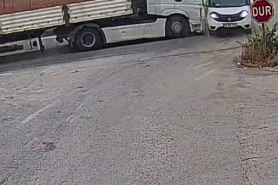 Tuğla yüklü tırın çarptığı kamyonet metrelerce sürüklendi, facia şans eseri yaşanmadı