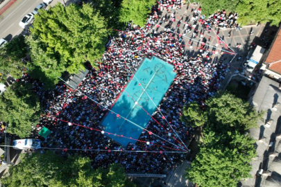 Bursa'da meydanlara kurulan dev ekranlarda Dünya Kupası heyecanı yaşandı