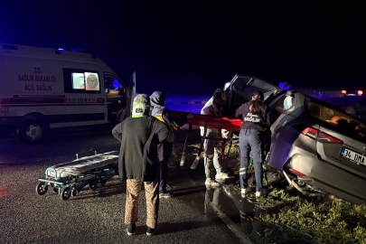 Otomobil Refüje Çarparak Durabildi: 2 Yaralı