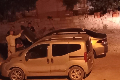 Otomobilin motor kısmına girerek sıkışan kedi, itfaiye ekiplerince kurtarıldı