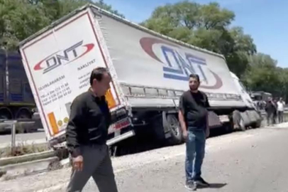 Karacabey’de ön lastiği patlayan tır refüje girdi