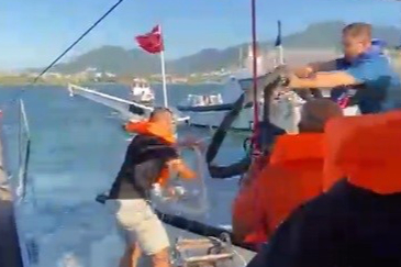 İzmir'de denizde panik: Arızalanan tekneden kurtarıldılar!