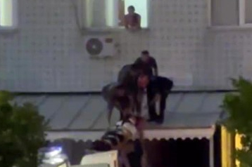 Cam silerken metrelerce yükseklikten düşen genç kız yaralandı