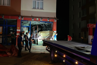 Karpuz Yüklü Kamyon Markete Daldı