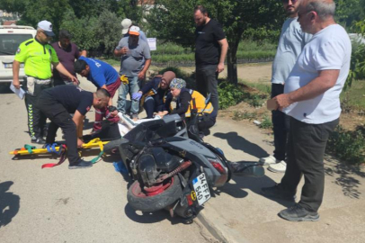 Yol kenarında duran motosiklete araç çarptı: 1 yaralı