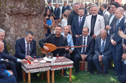 Bakan Tekin Bursa'da çınar altında türkü söyledi, Anadolu peynirlerini tattı