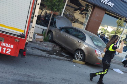 Ehliyetsiz gencin kullandığı otomobil motosiklet mağazasına daldı: 2,3 milyonluk zarar meydana geldi