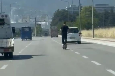 Elektrikli scooter üzerinde tehlikeli yolculuk kamerada