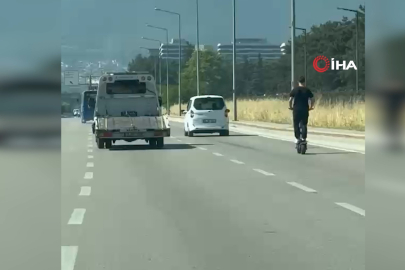 Elektrikli scooter üzerinde tehlikeli yolculuk kamerada