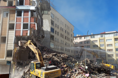 Otel binasının kontrollü yıkımında korku dolu anlar yaşandı