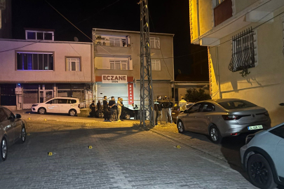 İki grup arasında çıkan silahlı çatışma güvenlik kamerasına saniye saniye yansıdı