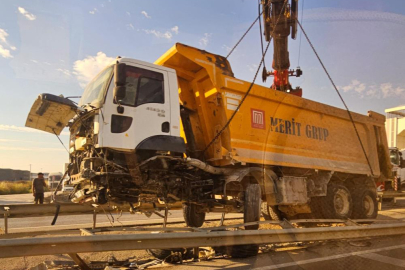 Hafriyat kamyonu refüje girdi, trafik felç oldu