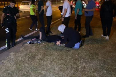 Devrilen motosikletten düşen genç yaralandı, annesi yanından ayrılmadı