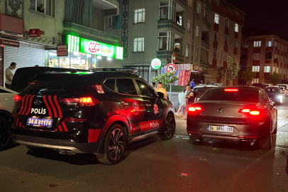 Motosikletli iki şüpheli, sokakta duran bir kişiye silahla ateş ederek kaçtı