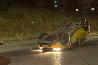 Virajı alamayan ticari taksi kaza yaptı: 2 yaralı
