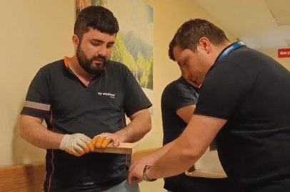 Çiviyi tahta yerine eline çaktı hastaneye kaldırıldı
