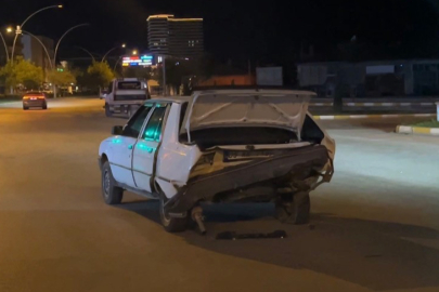 Otomobile arkadan çarpan sürücü, kazanın ardından otomobilini bırakıp kaçtı