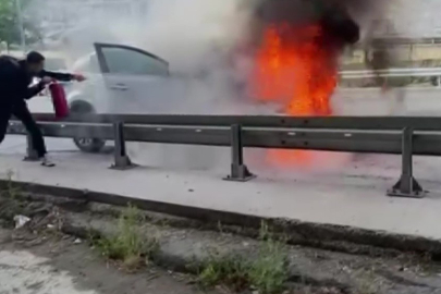 Üsküdar'da lüks otomobil bir anda alev aldı