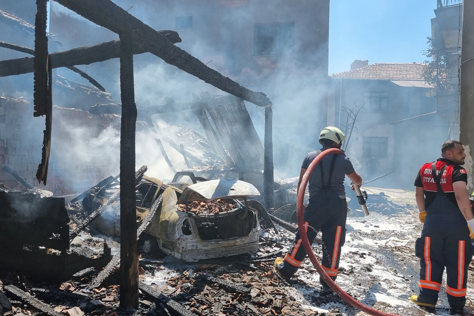 korkutan yangın: 3 ev hasar gördü, 2 araç küle döndü