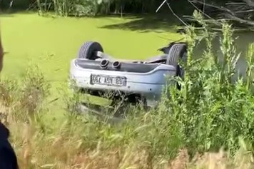 Su dolu drenaj kuyusuna gömülü otomobilden 2 ceset çıktı