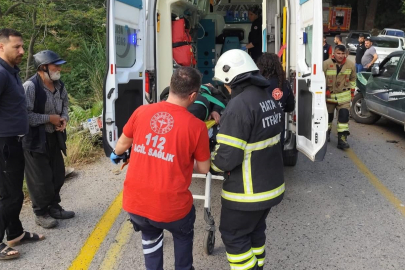 Pikapla çarpışan motosikletin sürücüsü şarampole uçtu