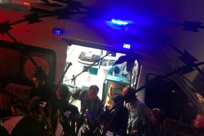 Kabin ile kapı arasına sıkışan kız, itfaiye ekiplerinin müdahalesi ile kurtarıldı