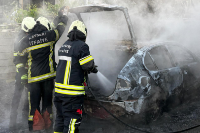Otomobil yangını eve sıçramadan söndürüldü